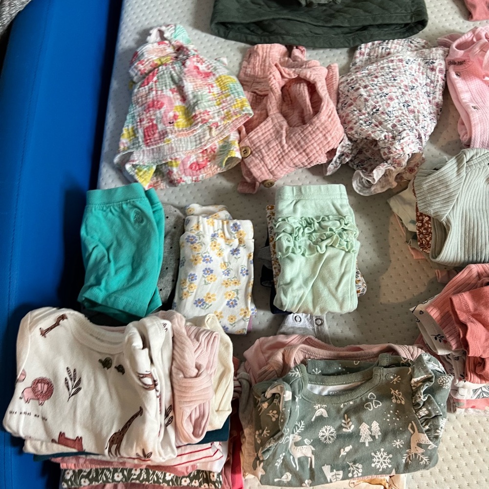Baby girl clothes -sizes newborn , 0-3, 3-6 months.